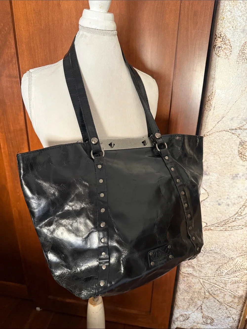 ⚜️ PATRICIA NASH LARGE BENVENUTO BLACK LEATHER SHOULDER TOTE W/SILVER ACCENTS ⚜️
